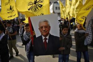طفلان فلسطينيان يحملان صورة الرئيس الفلسطيني محمود عباس اثناء مسيرة في مخيم قلندية بالضفة الغربية