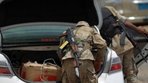 عناصر أمن يمنيون يفتشون سيارة عند حاجز في صنعاء