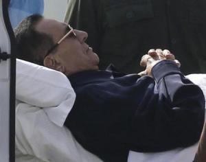 الرئيس المصري السابق محمد حسني مبارك اثناء نقله للمحاكمة