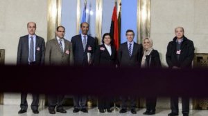 لموفد الدولي الخاص إلى ليبيا برناردينو ليون (الثالث من اليمين) مع عدد من ممثلي الأطراف الليبيبة في جنيف 