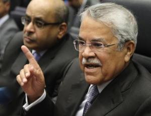 وزير البترول السعودي علي النعيمي يدلي بتصريحات للصحفيين