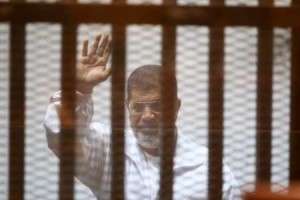 المعزول محمد مرسي في قفص الاتهام في اكاديمية الشرطة