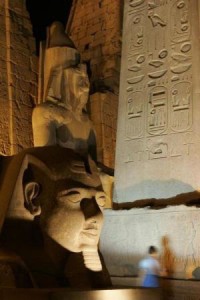 تمثال بمعبد في الاقصر بجنوب مصر