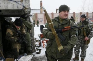 مسلح انفصالي يحمل قذيفة مضادة للدبابات في شرق أوكرانيا