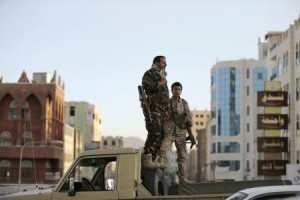 مقاتلان من الحوثيين يقفنان على مركبة في صنعاء 