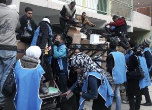 وكالة غوث وتشغيل اللاجئين اثناء توزيع مساعدات في مخيم اليرموك
