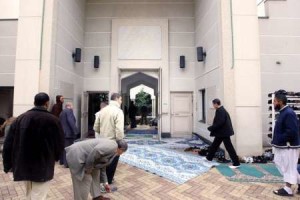 مصلين في مسجد في ليون اثناء وقت الصلاة"