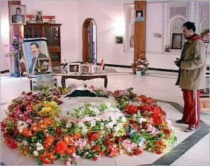 قبر صدام قبل الاعتداء علبه