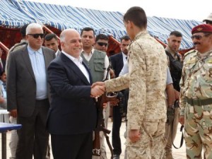 رئيس الوزراء العراقي حيدر العبادي يصافح أحد رجال العشرايصافح أحد رجال العشائر السنية في مدينة الرمادي 