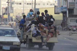 مقاتلون موالون للرئيس اليمني عبد ربه منصور هادي يحملون زميلا لهم مصاب خلال اشتباكات مع مقاتلي الحوثي في عدن