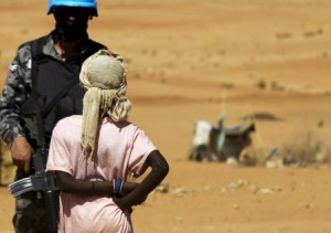 أحد أفراد بعثة الأمم المتحدة والاتحاد الأفريقي في نخيم للنازحين في الفاشر في ولاية شمال دارفور