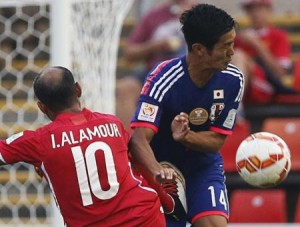 اللاعب الياباني يوشينوري موتو (الى اليمين) خلال مباراة لفريقه في نيوكاسل 