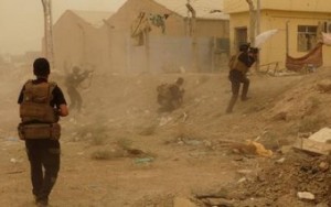 أفراد في قوات الأمن العراقية يدافعون عن مقرهم في القسم الشرقي من الرمادي