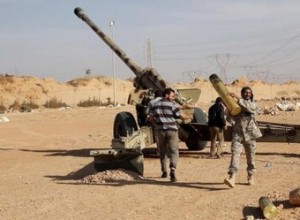 Libya Dawn fighters prepare to fire an artillery cannon at IS militants near Sirte