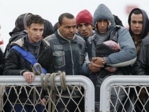 مهاجرون وصلوا بحرا الى صقلية بايطاليا