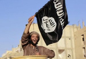مقاتل يرفع علم تنظيم الدولة الاسلامية في الرقة بسوريا