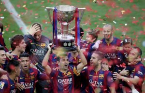 لاعبو برشلونة يحتفلون بالفوز بدوري اسبانيا