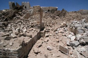 آثار الدمار بعد غارات جوية على تعز