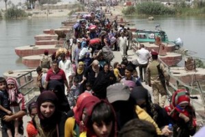 نازحون هربوا من الرمادي يعبرون جسرا بالقرب من بغداد
