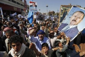 انصار الرئيس اليمني السابق يحملون صورته في صنعاء