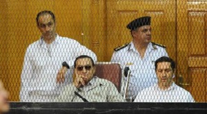 الرئيس المصري الأسبق حسني مبارك، ونجليه (علاء وجمال مبارك)