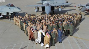 العاهل البحريني الملك حمد بن عيسى آل خليفة مع القوات البحرينية المشاركة