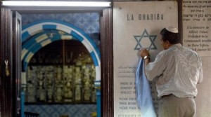 تنظيف نجمة داوود قبيل بدء مراسم الحج اليهودي في تونس 