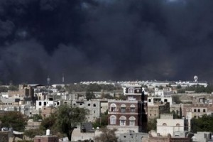 خان يتصاعد في السماء عقب غارات جوية على مواقع عسكرية يسيطر عليها الحوثيون في صنعاء 