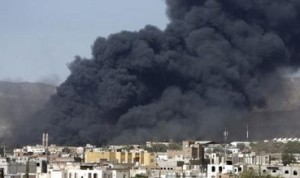 دخان يتصاعد عقب غارة جوية على موقع عسكري للحوثيين في صنعاء