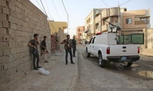 مسلحون سنة ورجال شرطة عراقيون يحملون اسلحتهم في الرمادي