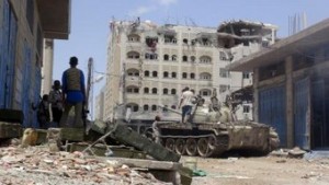 مقاتلون من المقاومة الشعبية الجنوبية في مدينة عدن الساحلية بجنوب اليمن