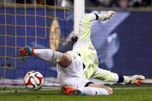 الأسترالي ميتش لانجيراك حارس بروسيا دورتموند يفشل في التصدي لكرة اثناء مباراة في الدوري الالماني