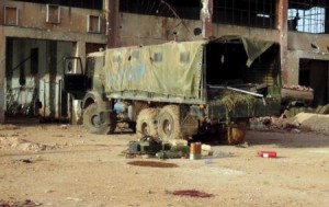 بقايا دماء يمكن رؤيتها بجوار مركبة عسكرية واسلحة استحوذ عليها مقاتلون اسلاميون