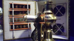 جهاز الفانوس السحري القديم في المعرض