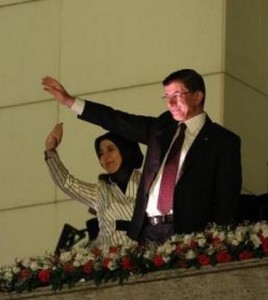 رئيس الوزراء التركي داود اوغلو وزوجته يلوحان لانصار حزب العدالة والتنمية