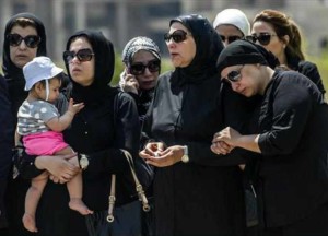 عائلة النائب العام المصري خلال الجنازة اليوم