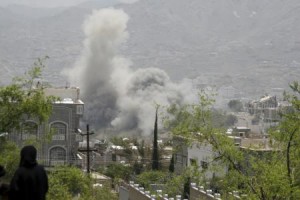 دخان يتصاعد من موقع غارة سعودية على تعز