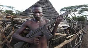 رجل جنوب سوداني يحمل سلاحاً