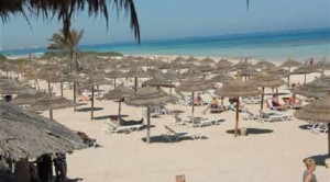 سياح ومصطافون في أحد شواطئ جزيرة جربة التونسية