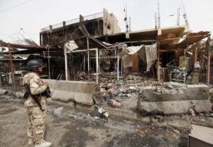 فرد من قوات الامن العراقية في موقع هجوم بسيارة بشمال شرق بغداد 