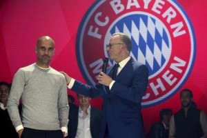  كارل هينز رومنيجه الرئيس التنفيذي لنادي بايرن ميونيخ يتحدث مع الاسباني بيب جوارديولا مدرب أثناء عشاء أقامه النادي