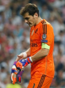 والدا كاسياس يقولان إن رئيس ريال مدريد وراء رحيل ابنهما عن النادي