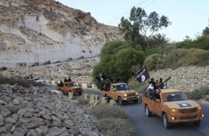 قافلة مسلحين اسلاميين على طريق في درنة بشرق ليبيا