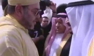 الملك سلمان أثناء استقباله للملك محمد السادس