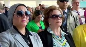 حرم السيسي إلى جوار جيهان السادات في حفل افتتاح قناة السويس