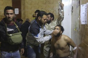 رجل يخضع للعلاج من اثار ما قال نشطاء انه هجوم بالغاز في حماة بسوريا 