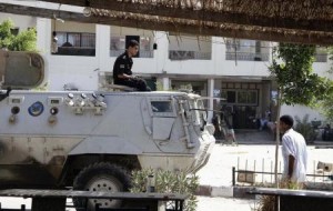 ضابط شرطة مصري يقف حماية أمام مسشتفى العريش