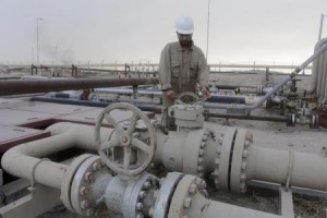عامل بحقل للنفط في البصرة بجنوب العراق