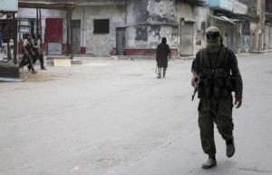 عدد من أفراد جبهة النصرة في أريحا في إدلب يوم 29 مايو أيار 2015 - رويترز
