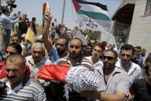 فلسطينيون يشيعيون جثمان رضيع فلسطيني قتلا حرقا في هجوم في الضفة الغربية